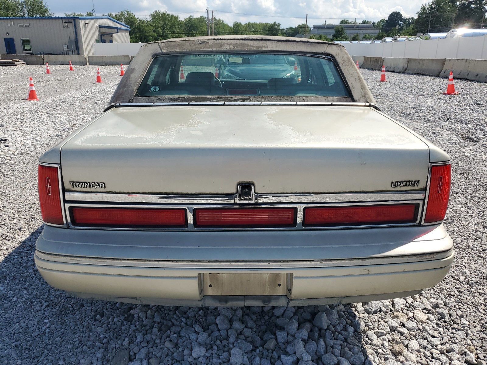 1LNLM82W0VY705256 1997 Lincoln Town Car Signature