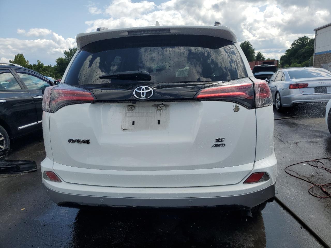 2T3JFREV8HW693659 2017 Toyota Rav4 Se