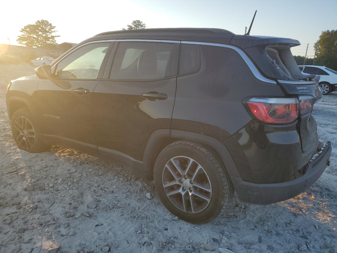 3C4NJCBB3JT461071 2018 JEEP COMPASS - Image 2