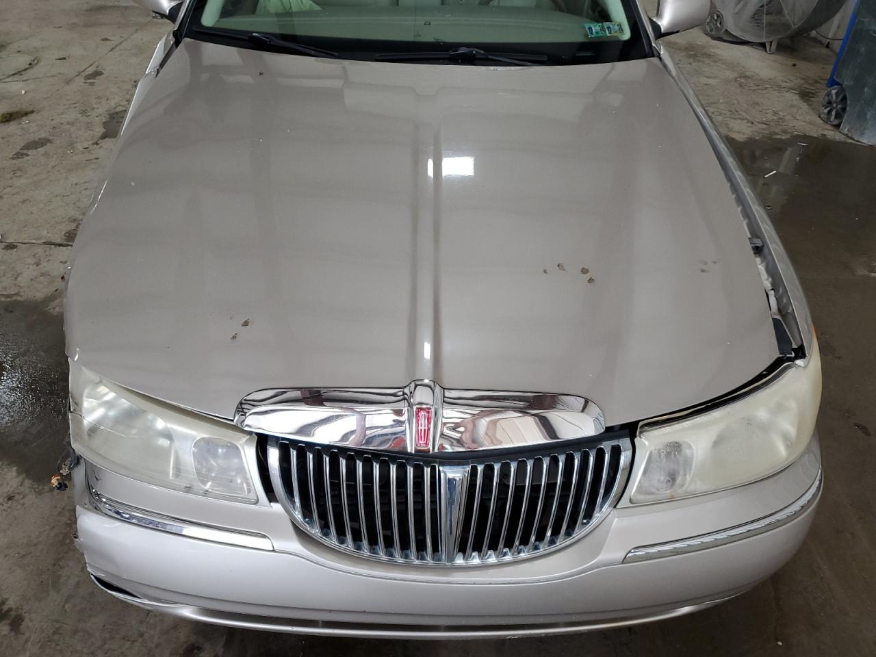 2001 Lincoln Town Car Signature VIN: 1LNHM82W11Y620734 Lot: 65324824