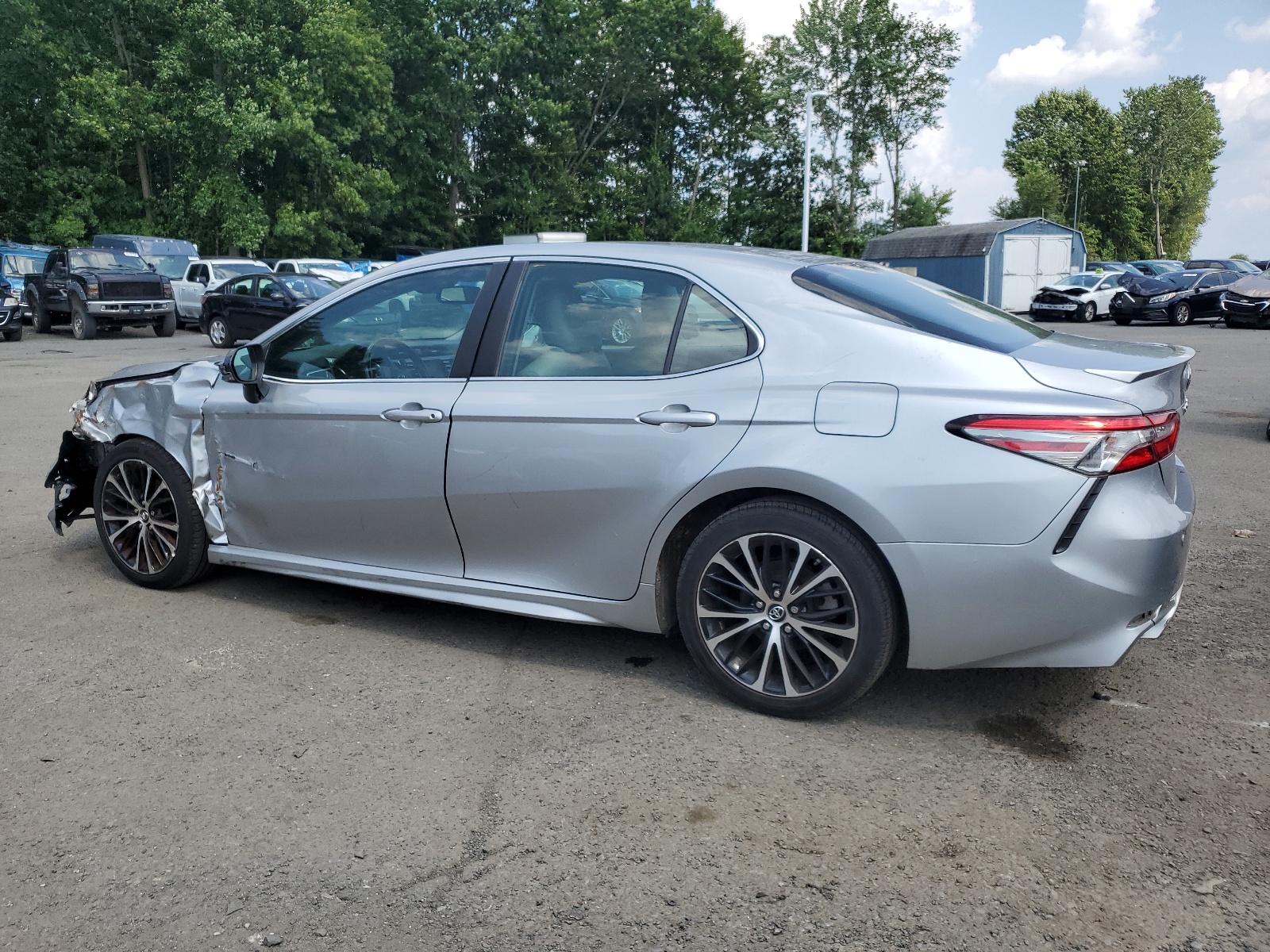 2018 Toyota Camry L vin: 4T1B11HK0JU656383