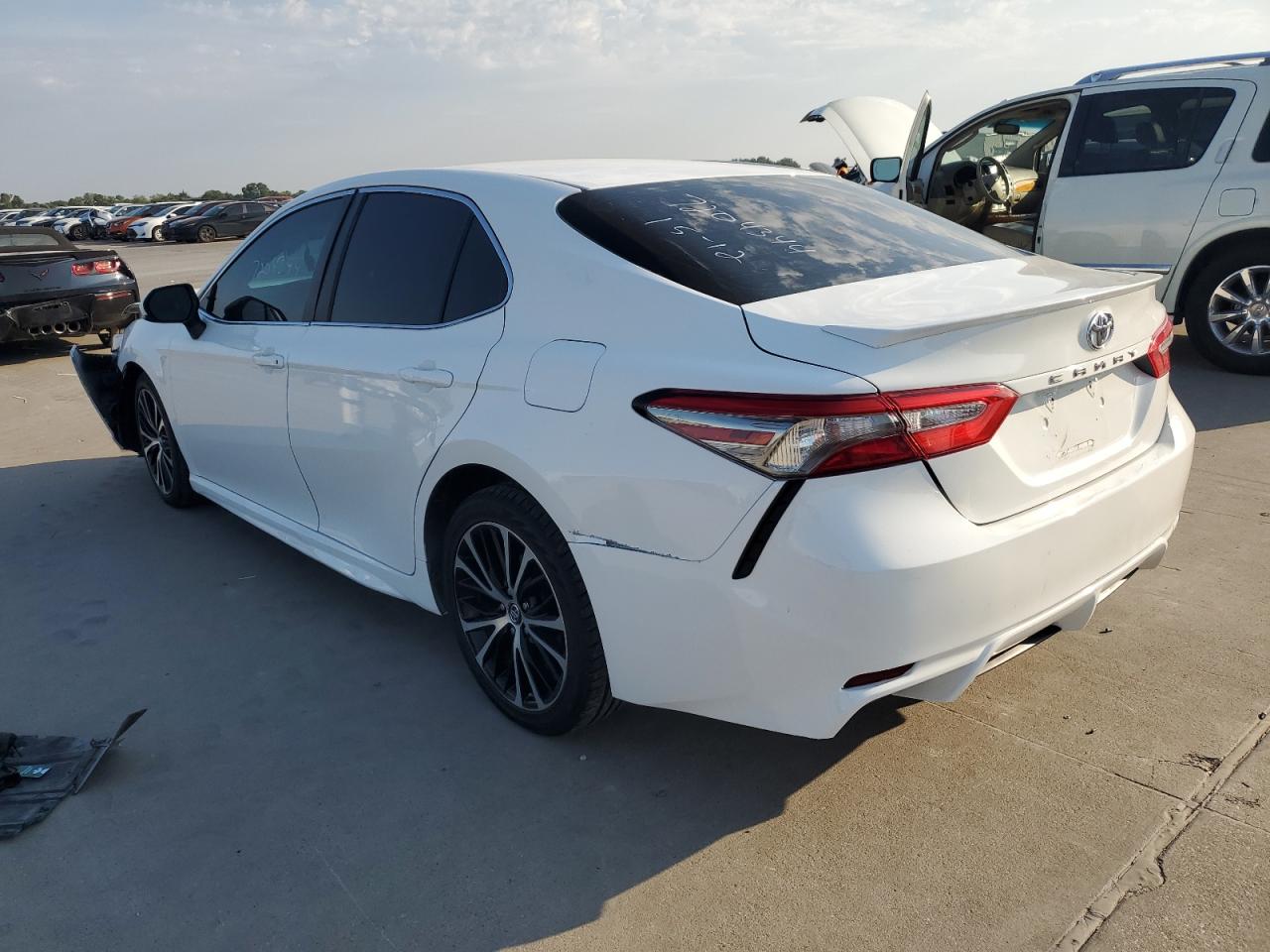 4T1B11HK3JU095905 2018 TOYOTA CAMRY - Image 2