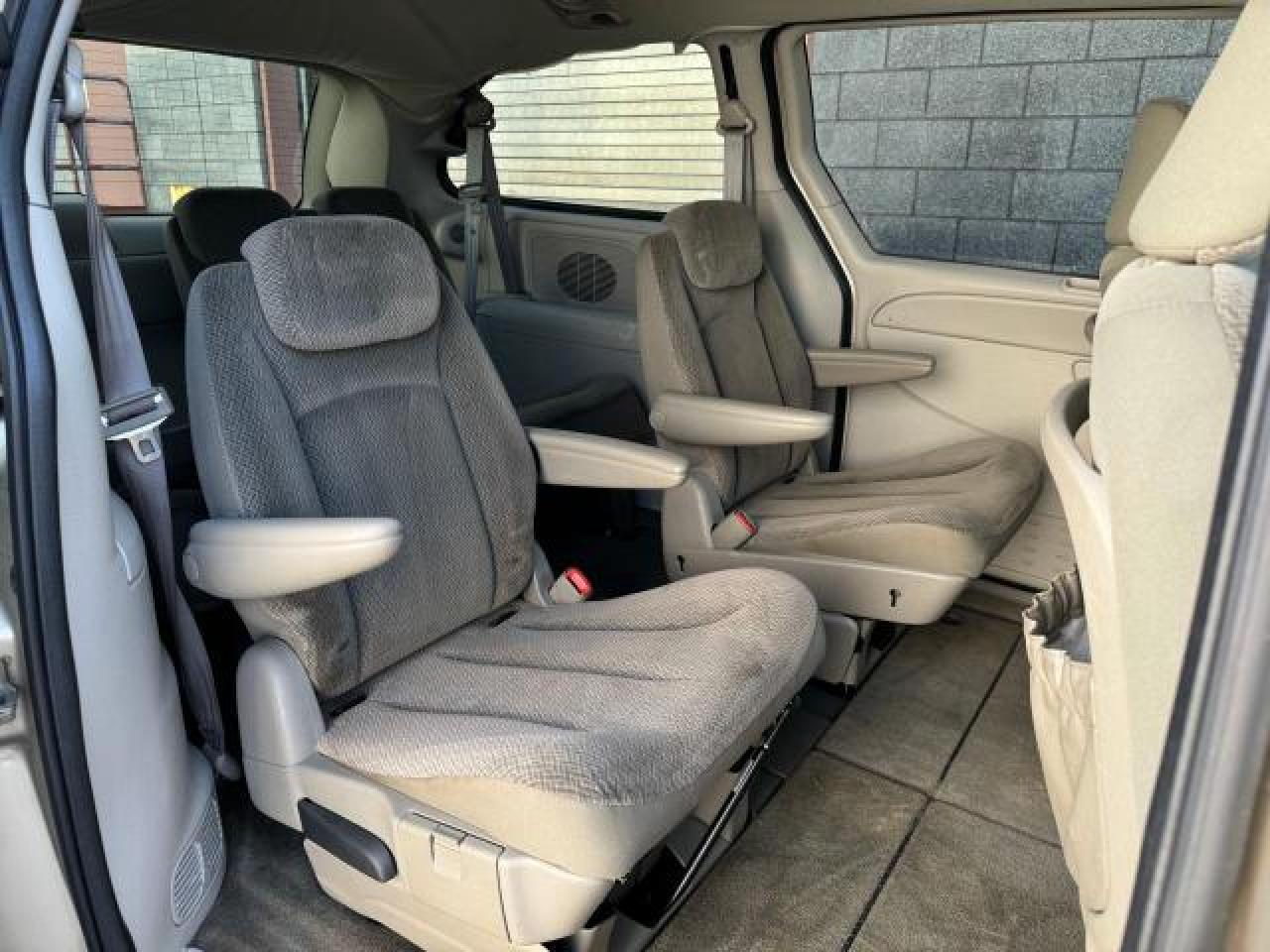 2005 Chrysler Town & Country Lx VIN: 2C8GP44R15R541631 Lot: 69954504