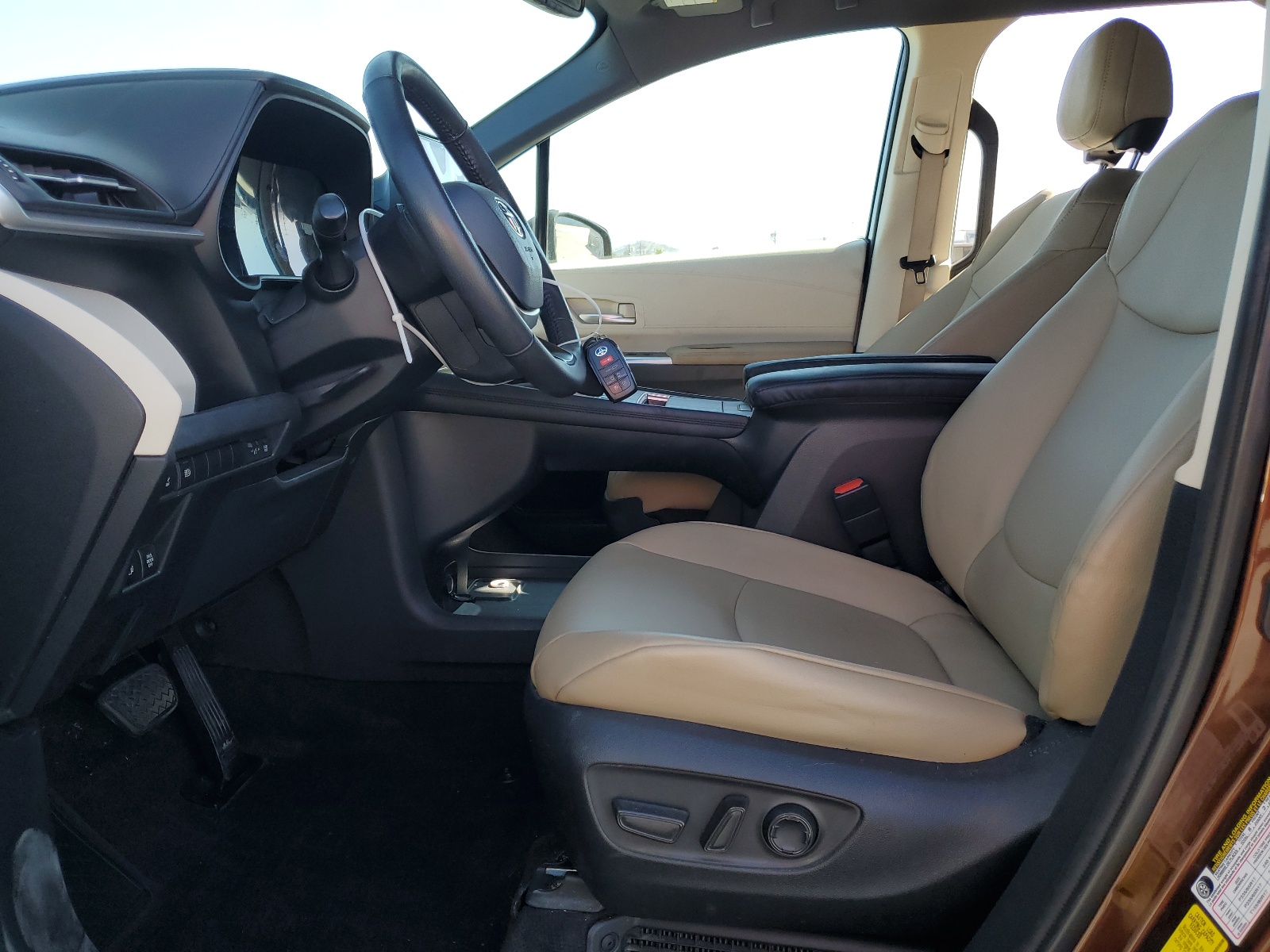 5TDYRKEC2MS070772 2021 Toyota Sienna Xle