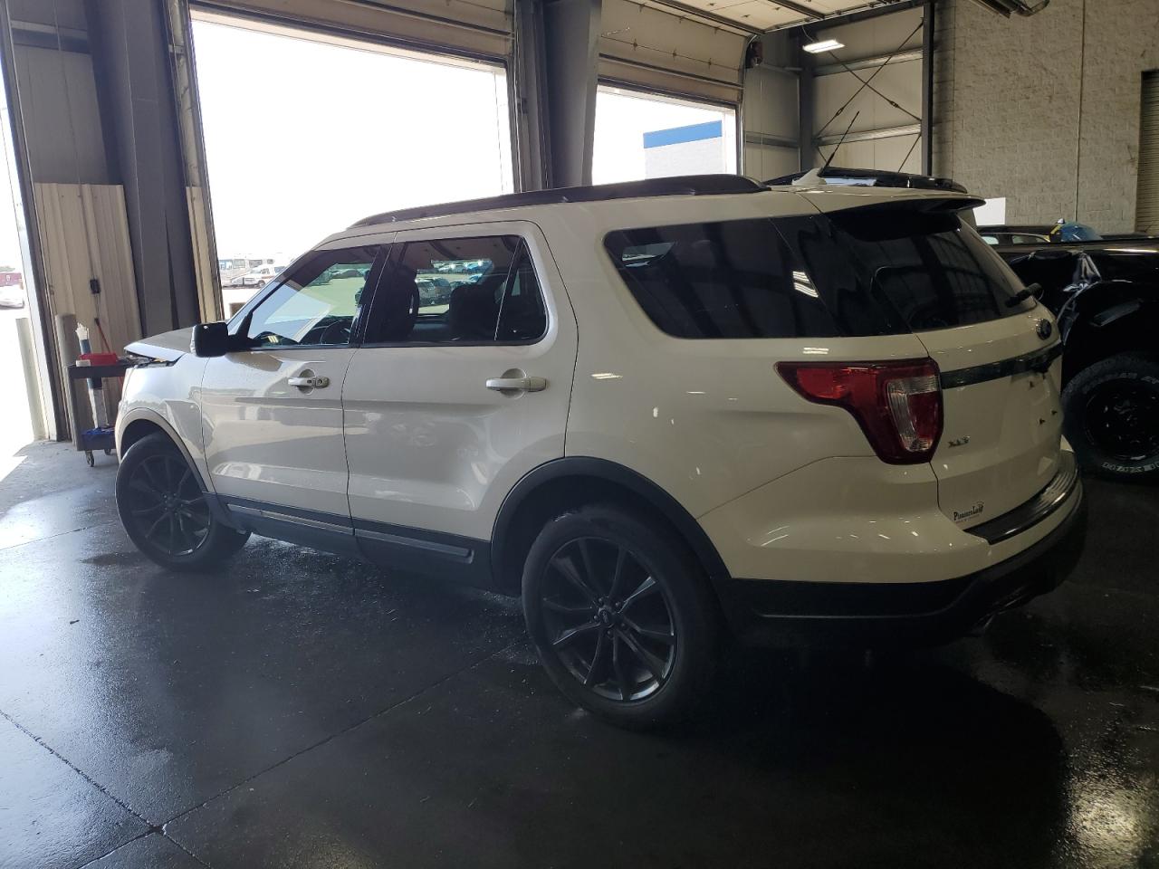 1FM5K8D82JGB79242 2018 FORD EXPLORER - Image 2