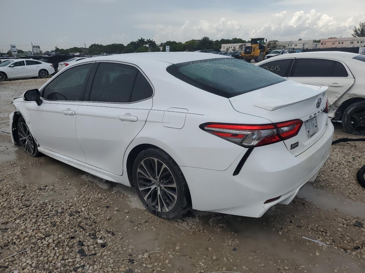 4T1B11HK2JU159223 2018 TOYOTA CAMRY - Image 2