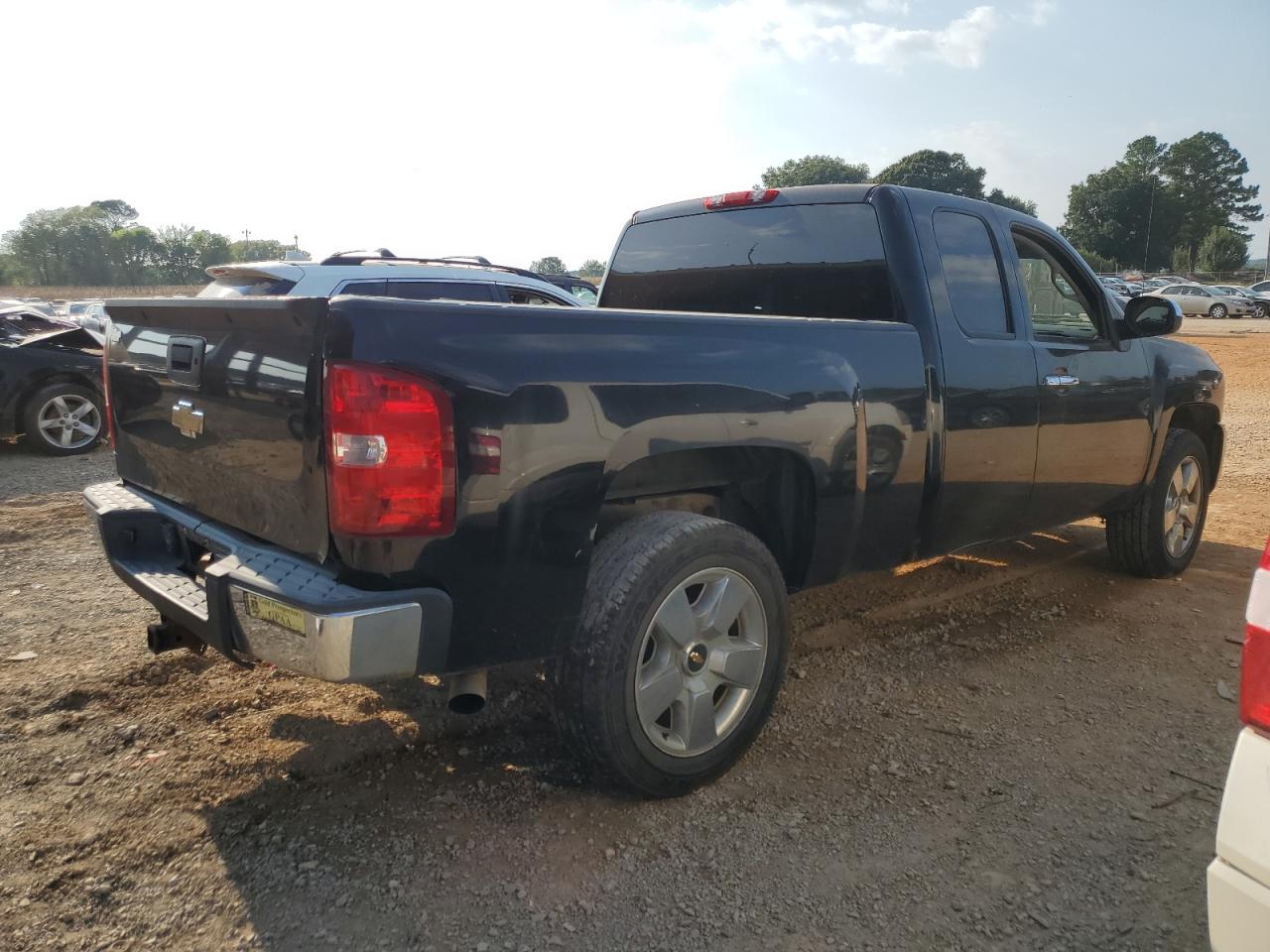 2009 Chevrolet Silverado - Image 3