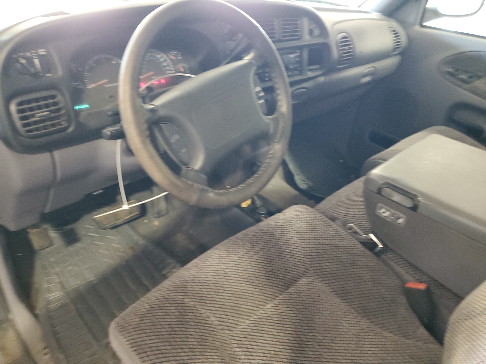 3B7HF13ZXYG160587 2000 Dodge Ram 1500