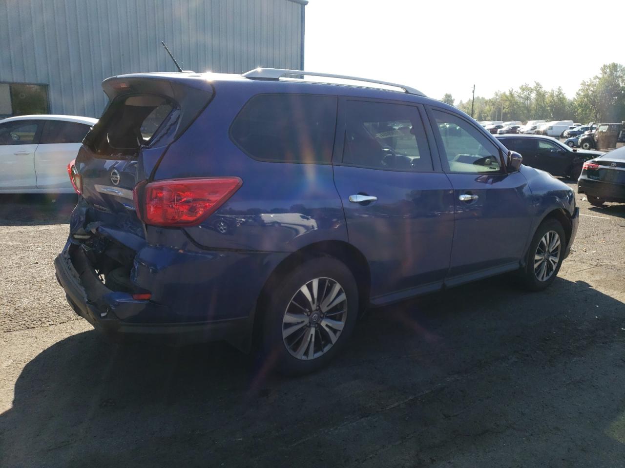 VIN 5N1DR2MMXJC666567 2018 NISSAN PATHFINDER no.3