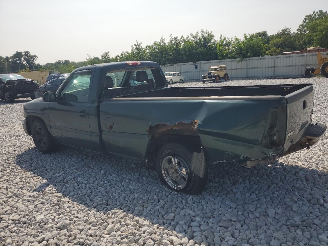 2004 GMC Sierra - Image 2