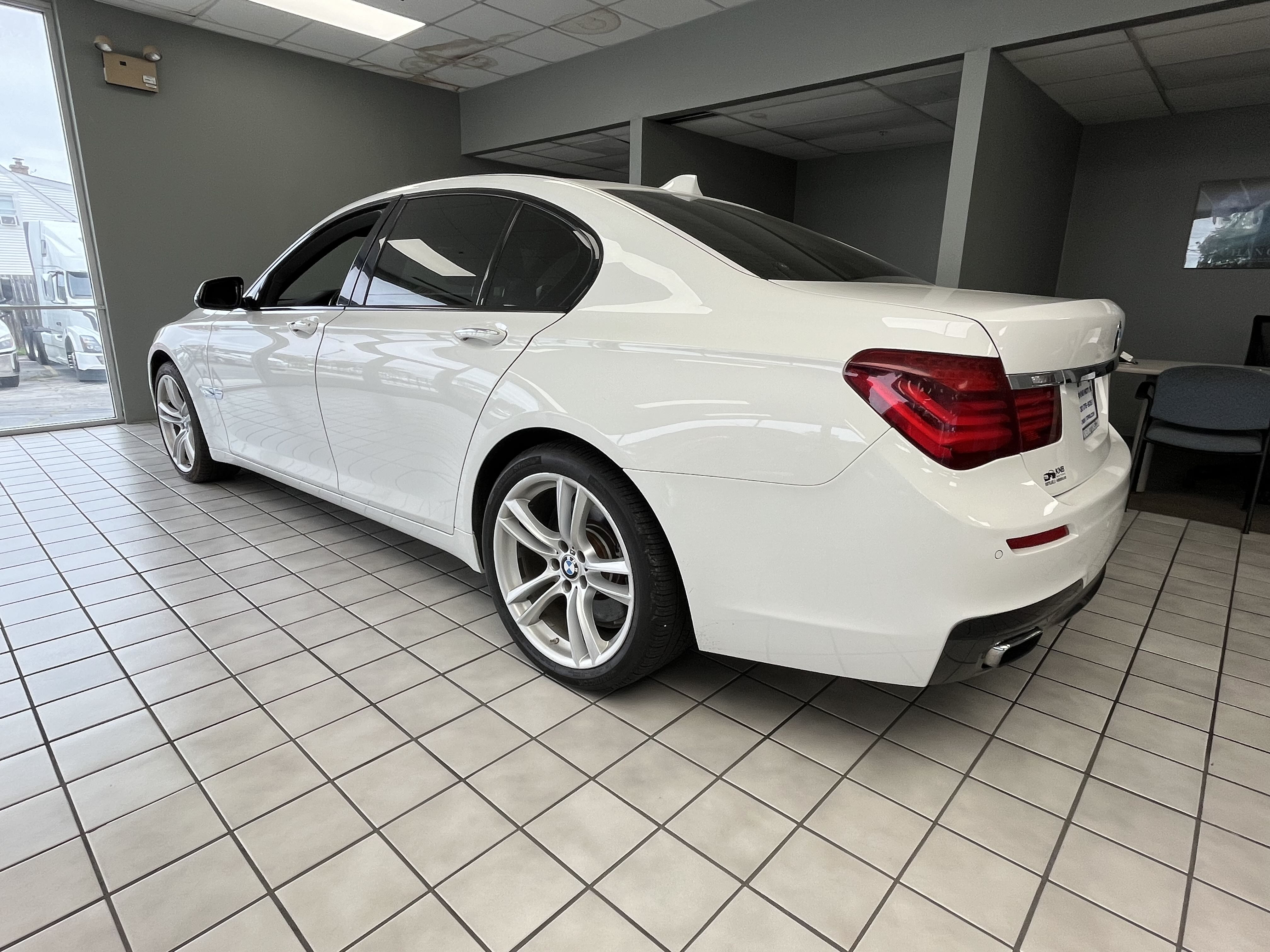 2013 BMW 750 I vin: WBAYA8C55DD227685