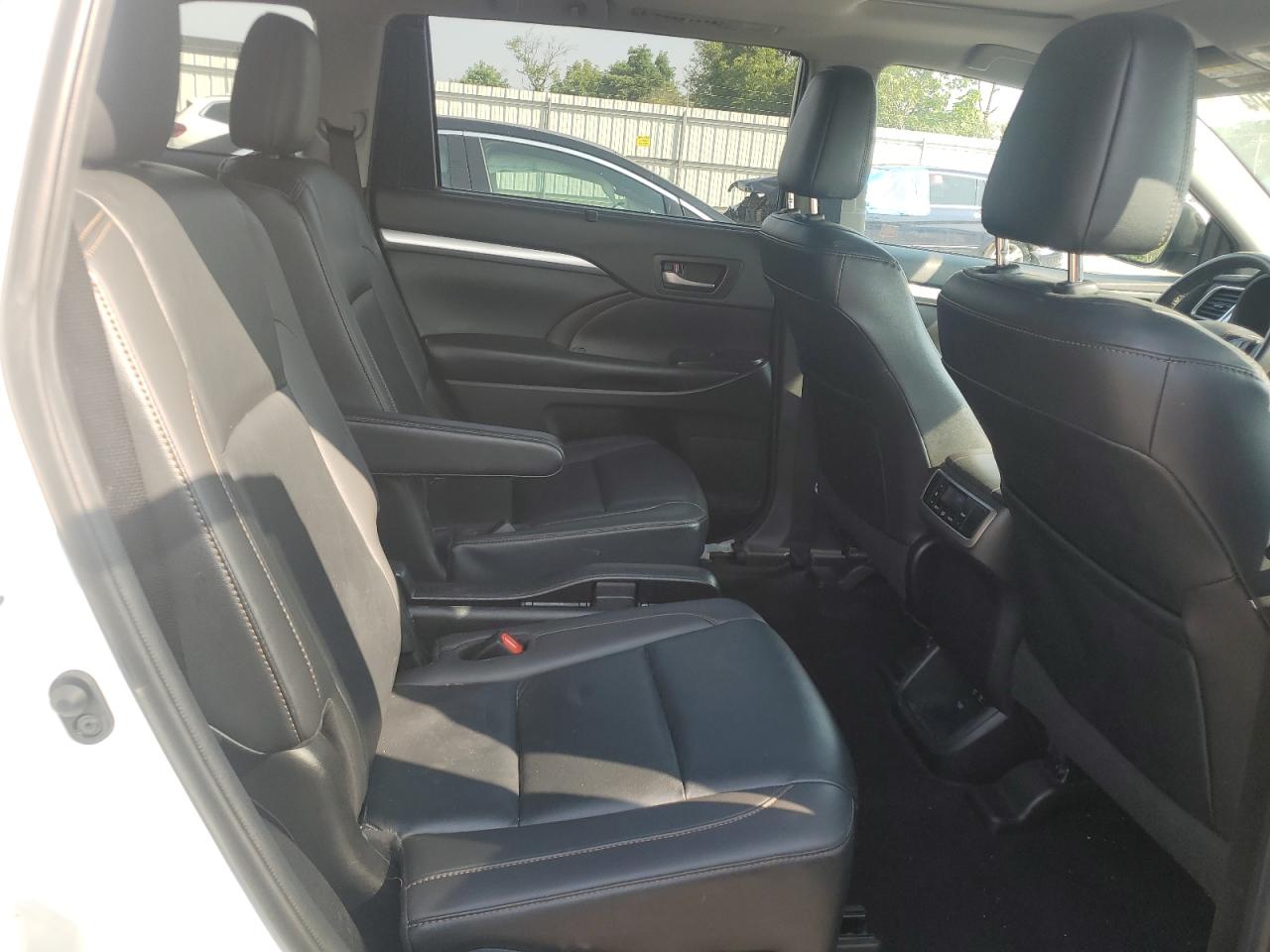 2019 Toyota Highlander Se VIN: 5TDJZRFH3KS746101 Lot: 64141604