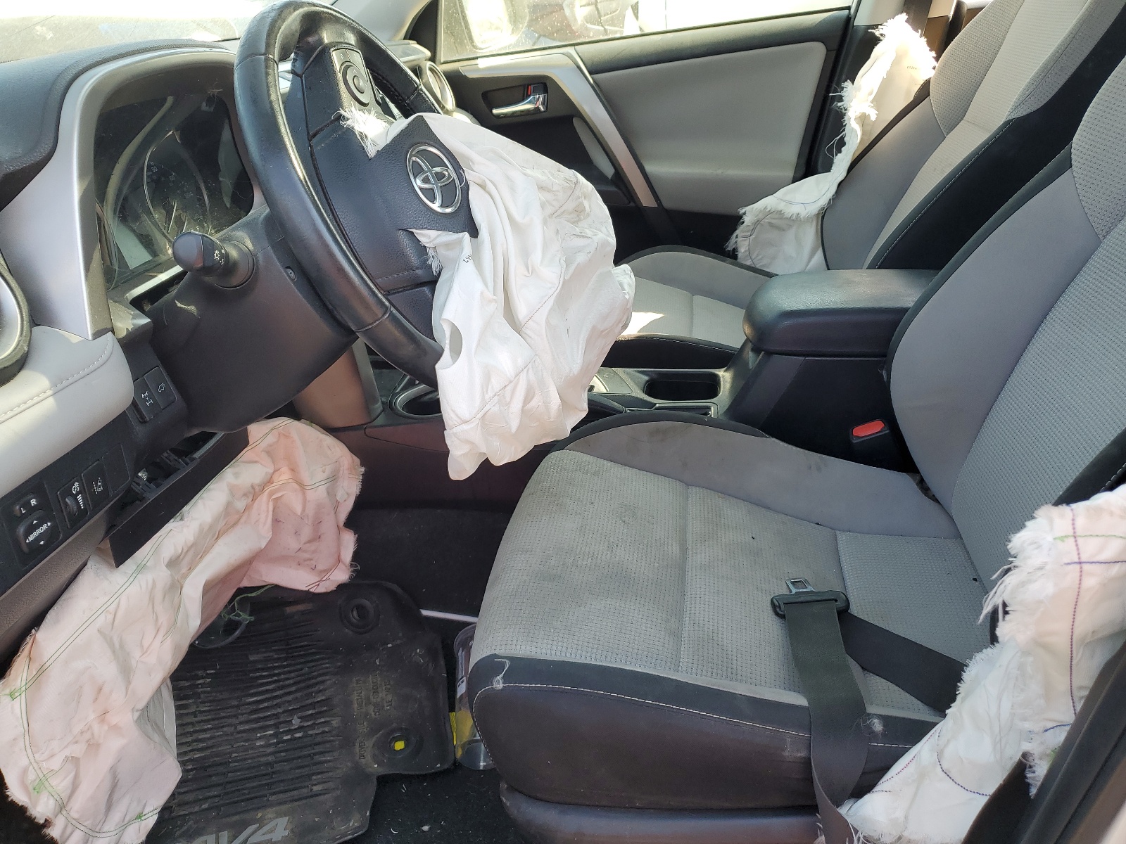 JTMRFREV1HJ173188 2017 Toyota Rav4 Xle