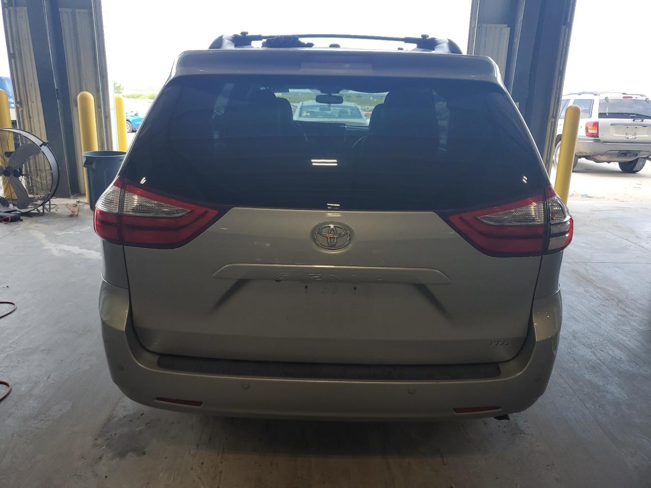 2017 Toyota Sienna Xle VIN: 5TDYZ3DC5HS853615 Lot: 68695805