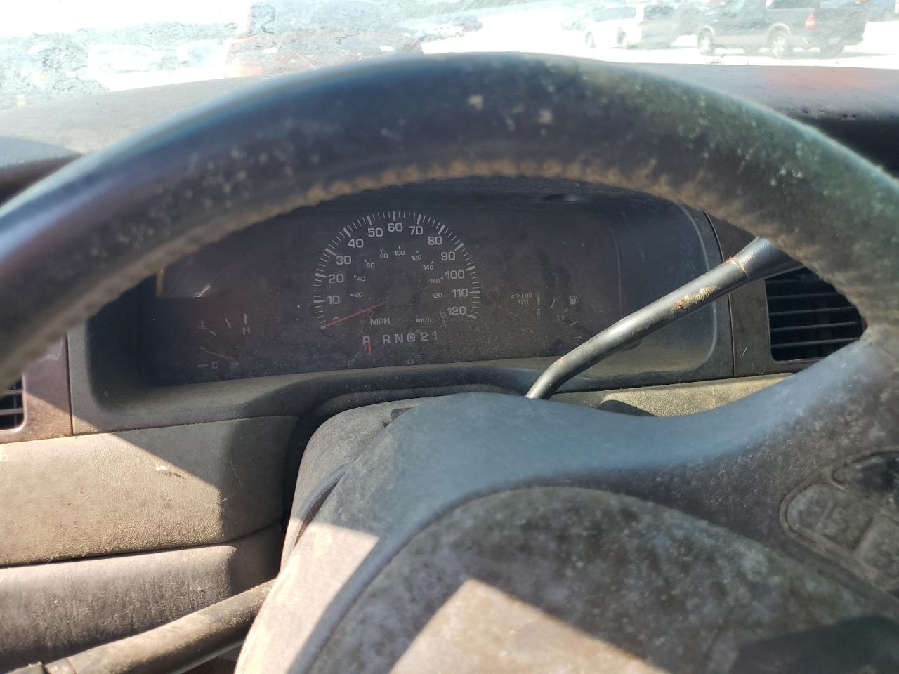 2000 Lincoln Town Car Signature VIN: 1LNHM82W5YY918083 Lot: 68651535