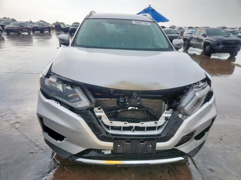  NISSAN ROGUE 2017 Srebrny