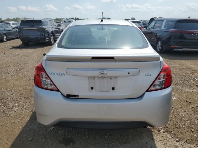  NISSAN VERSA 2018 Серебристый