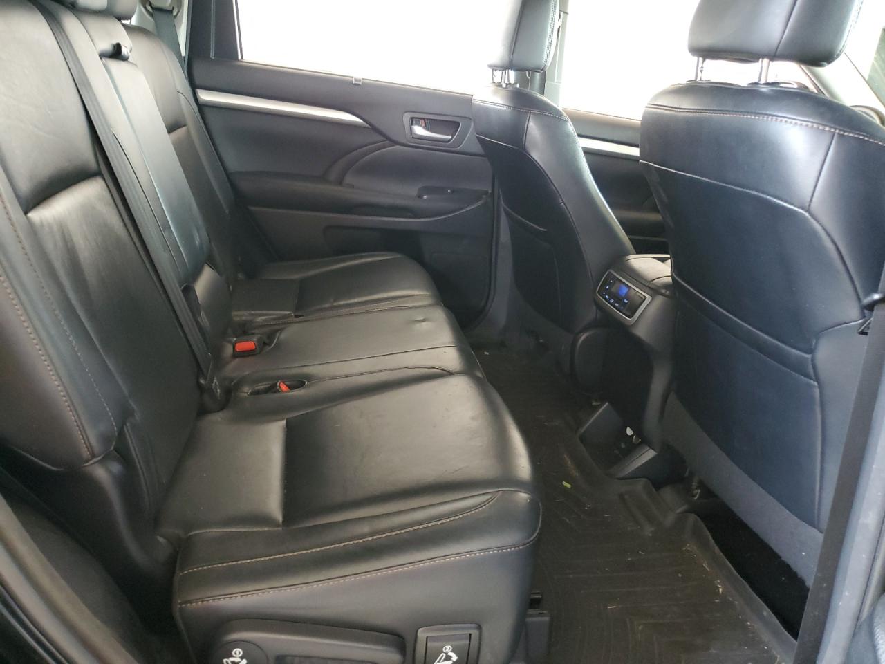 2016 Toyota Highlander Xle VIN: 5TDJKRFHXGS259750 Lot: 68437175