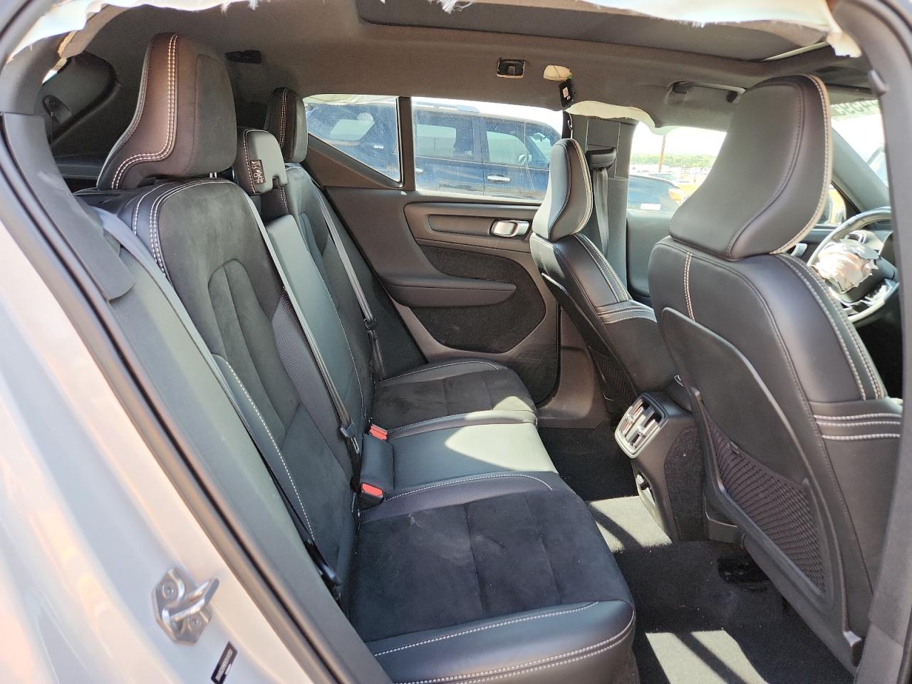 2021 Volvo Xc40 T5 R-Design VIN: YV4162UM6M2414158 Lot: 70744595