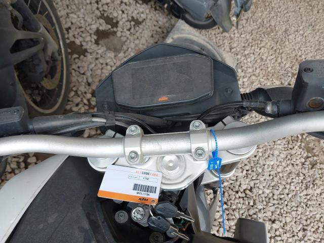 2017 KTM 690 DUKE 1