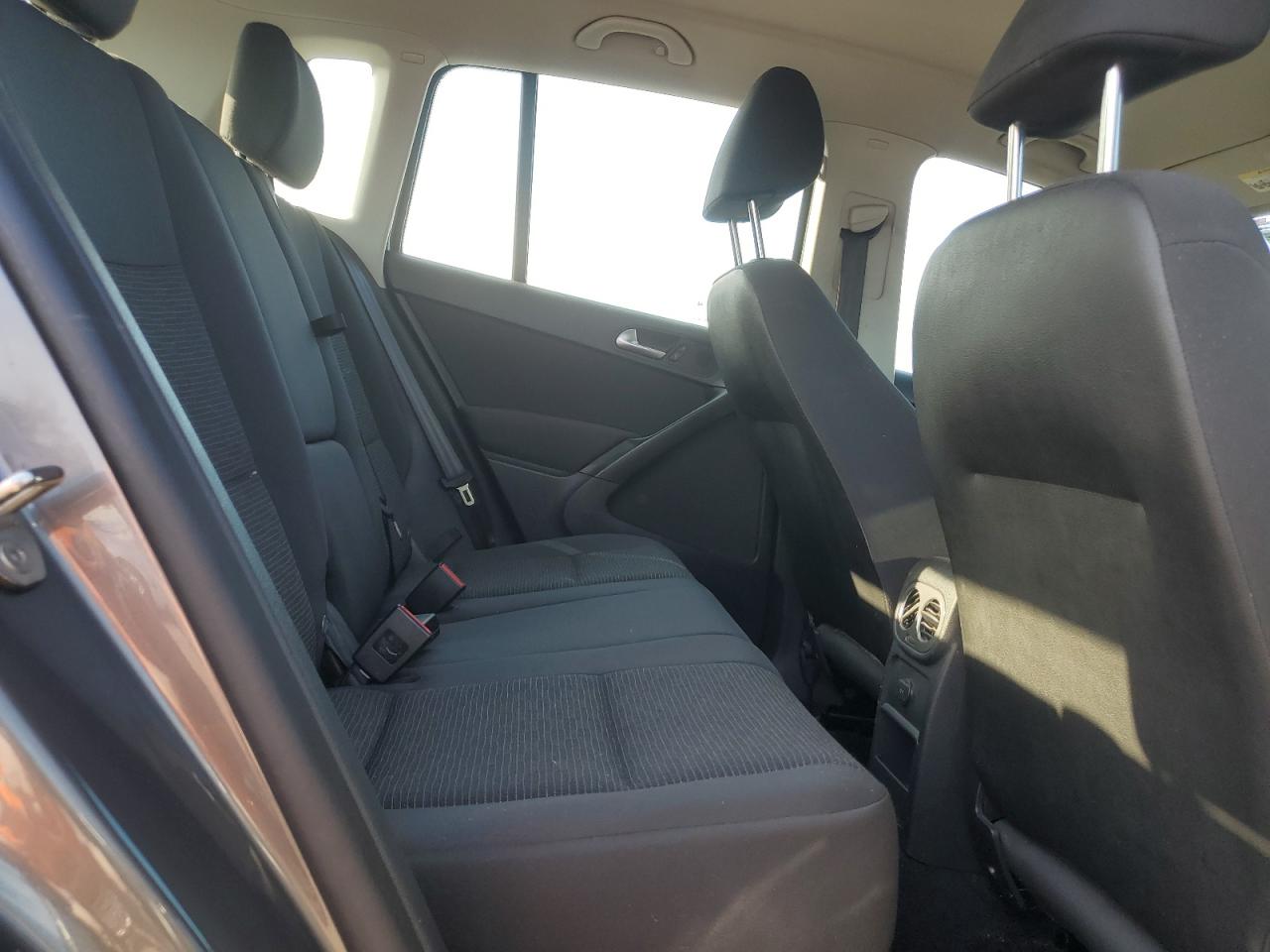 2017 Volkswagen Tiguan S VIN: WVGBV7AXXHK043433 Lot: 70422065