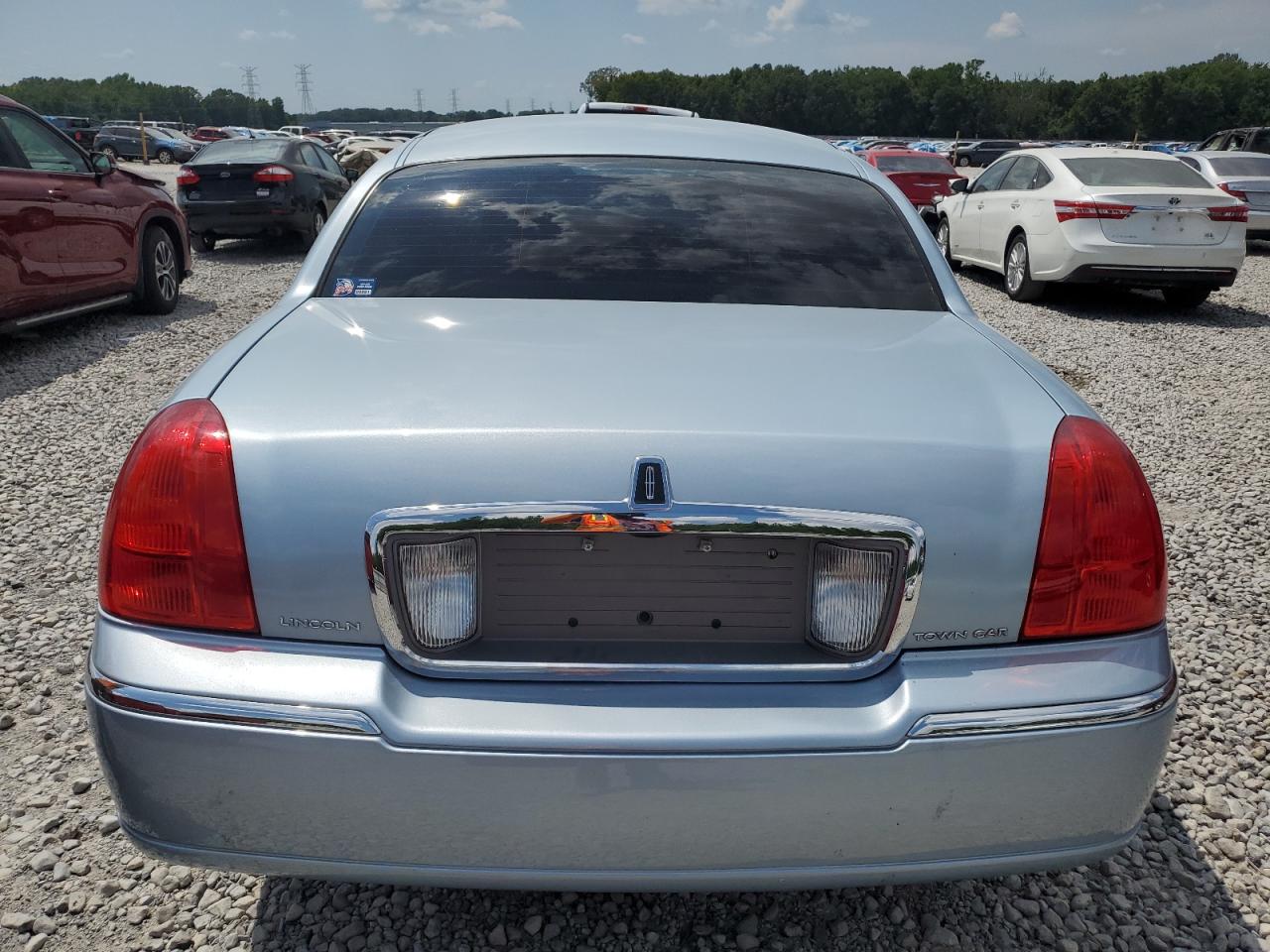 2009 Lincoln Town Car Signature Limited VIN: 2LNHM82V69X628749 Lot: 69017485