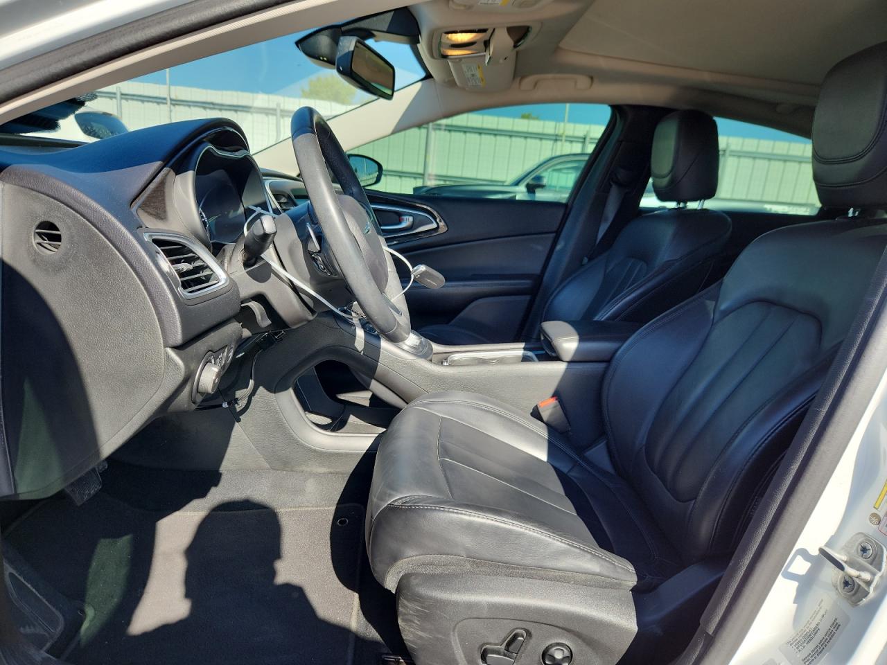 2015 Chrysler 200 C VIN: 1C3CCCCG0FN525865 Lot: 68881645