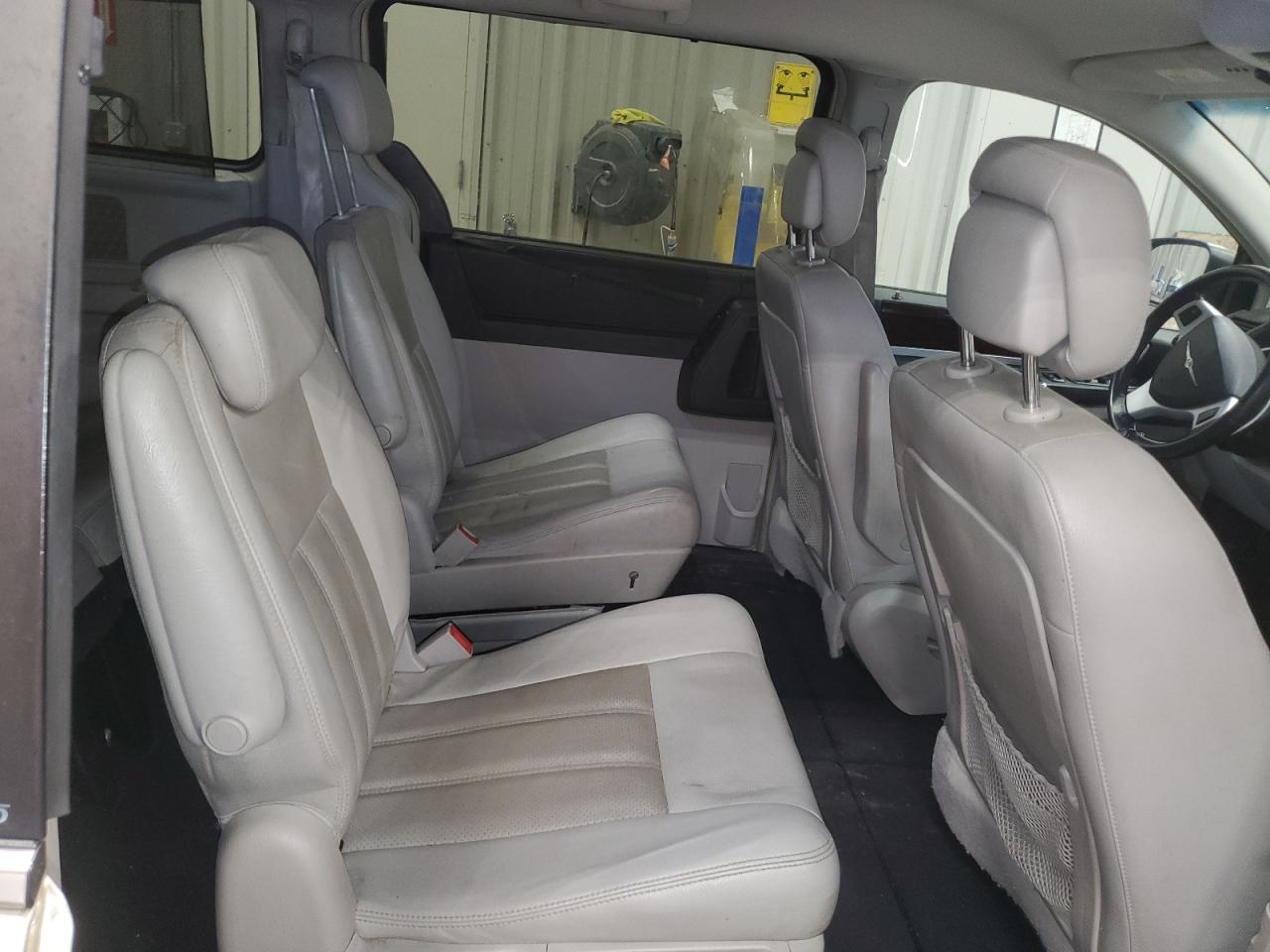 2010 Chrysler Town & Country Touring Plus VIN: 2A4RR8DX7AR330352 Lot: 67057955