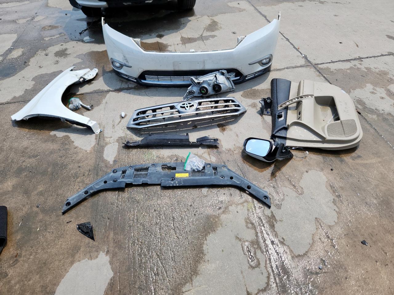 2011 Toyota Highlander Base VIN: 5TDZK3EH3BS036685 Lot: 69998245