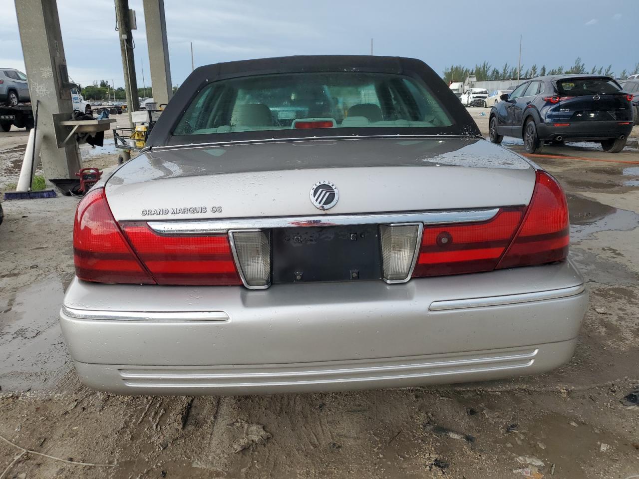 2004 Mercury Grand Marquis Gs VIN: 2MEFM74W14X656977 Lot: 70318105