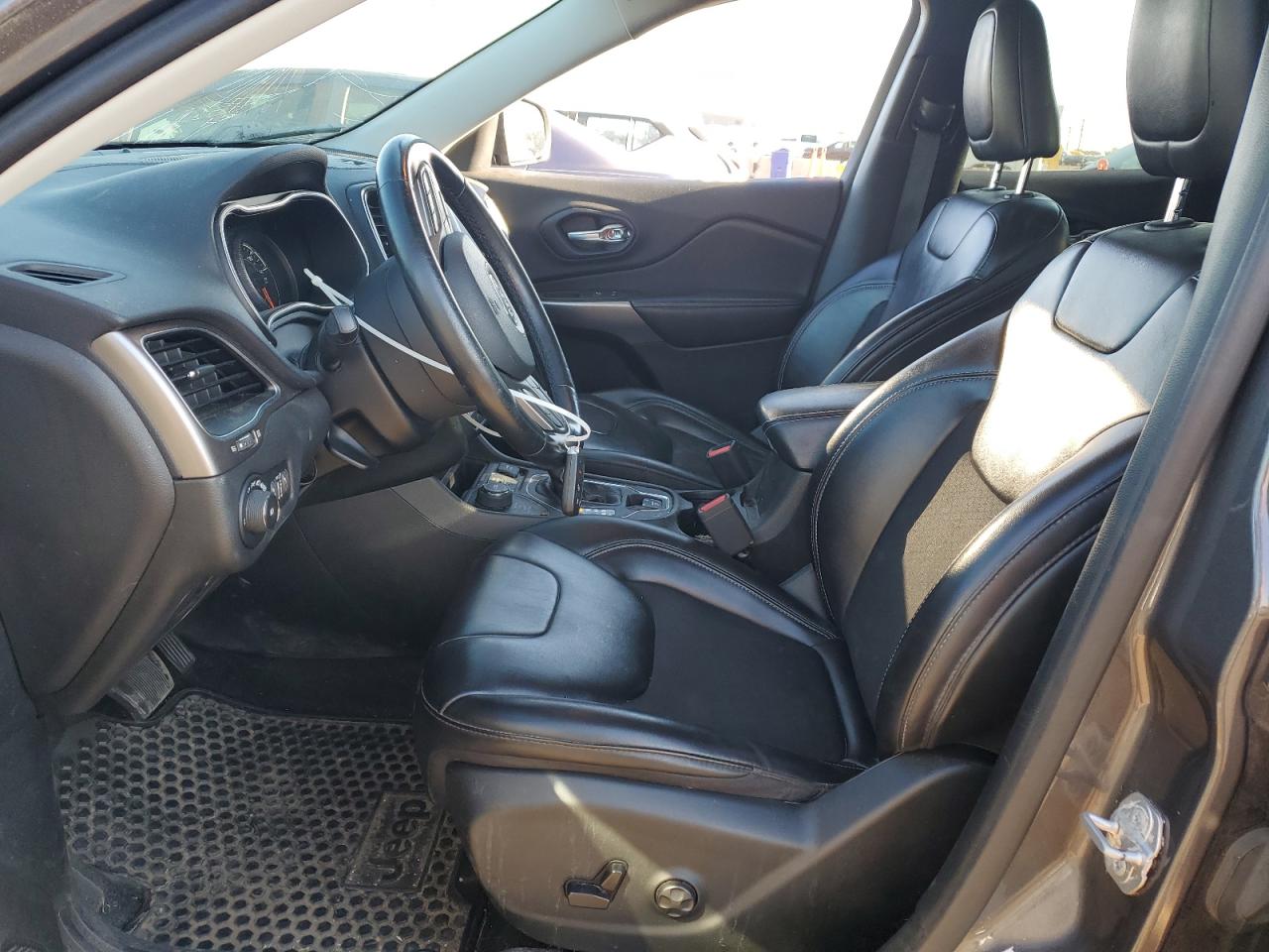 2020 Jeep Cherokee Latitude Plus VIN: 1C4PJMLB5LD560528 Lot: 69000835