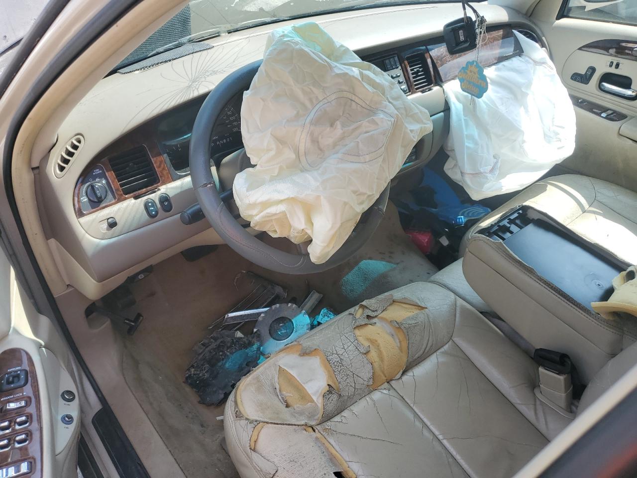 2001 Lincoln Town Car Cartier VIN: 1LNHM83W61Y666168 Lot: 68820315