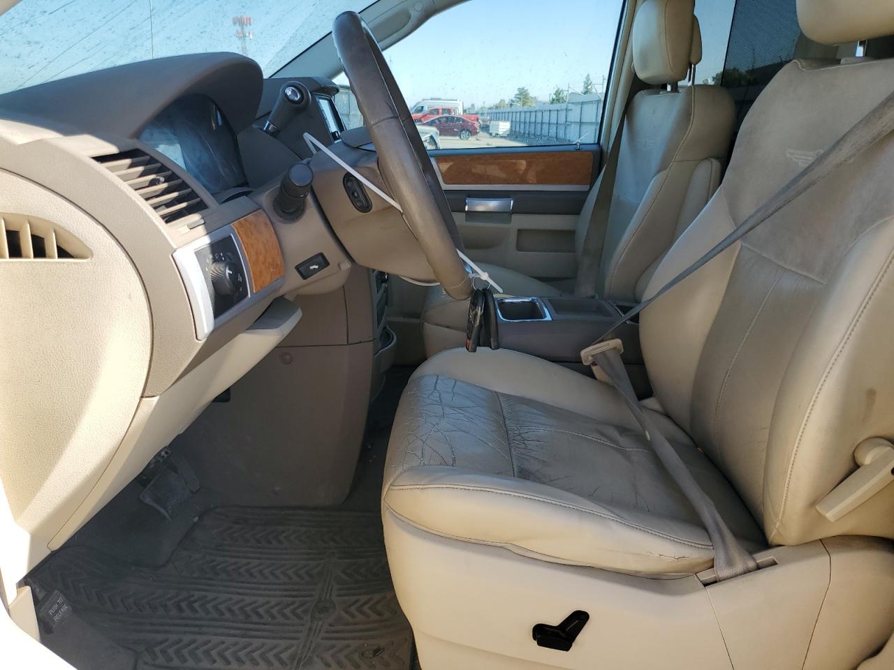 2010 Chrysler Town & Country Limited VIN: 2A4RR7DX6AR398684 Lot: 69692135