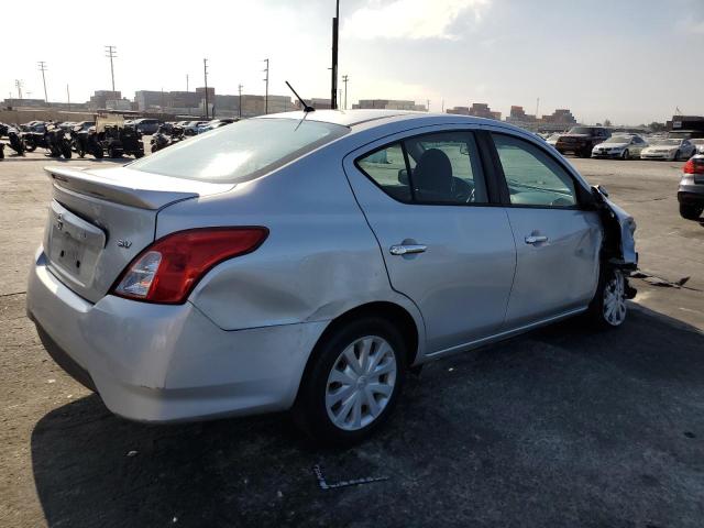  NISSAN VERSA 2017 Srebrny