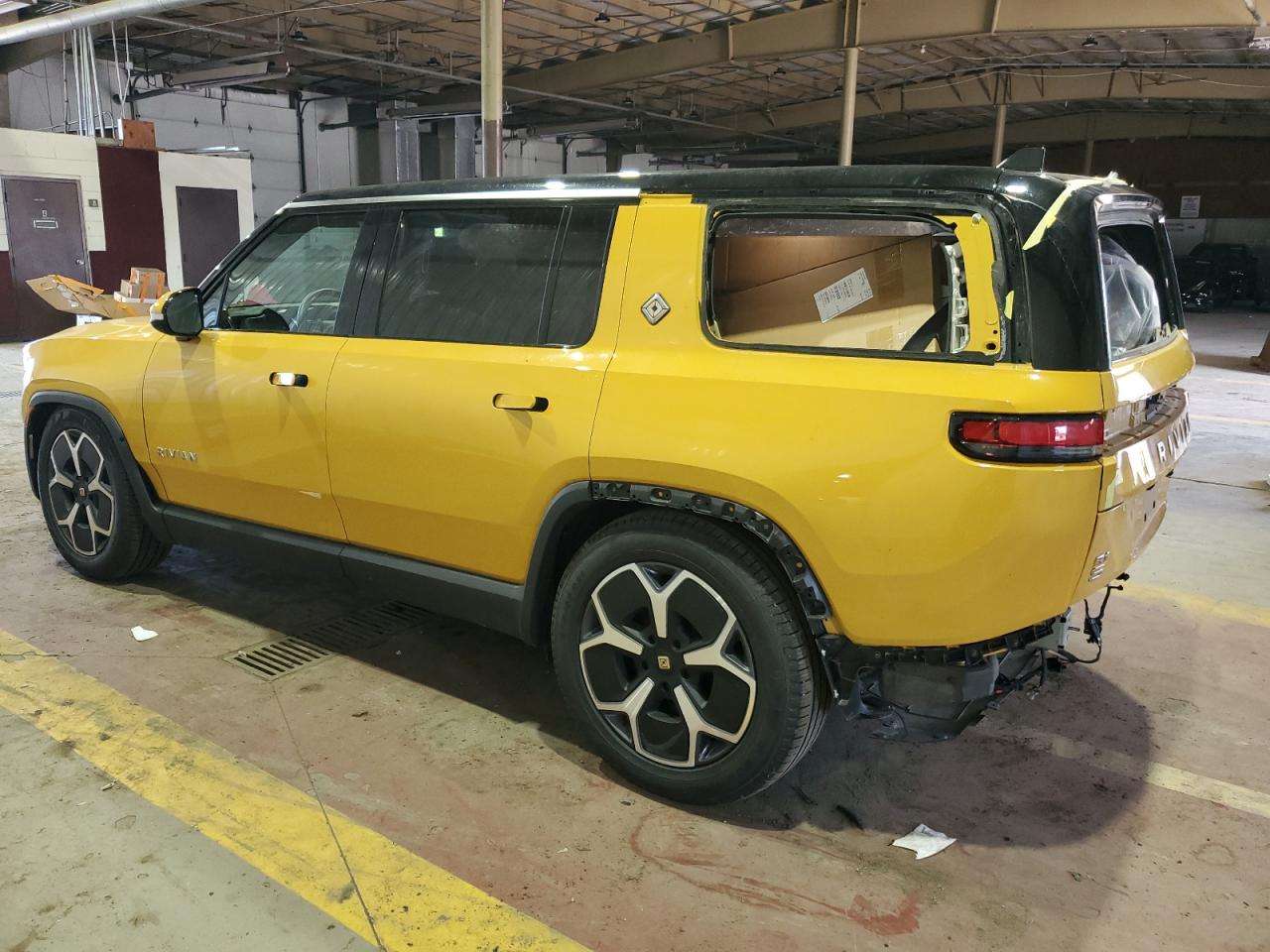 2023 Rivian R1S Adventure two_colors null electric 7PDSGBBA8PN026132 photo #3