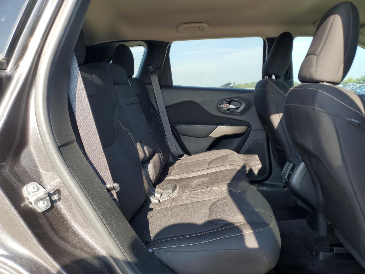 2017 Jeep Cherokee Latitude VIN: 1C4PJLCB2HW610145 Lot: 67306835