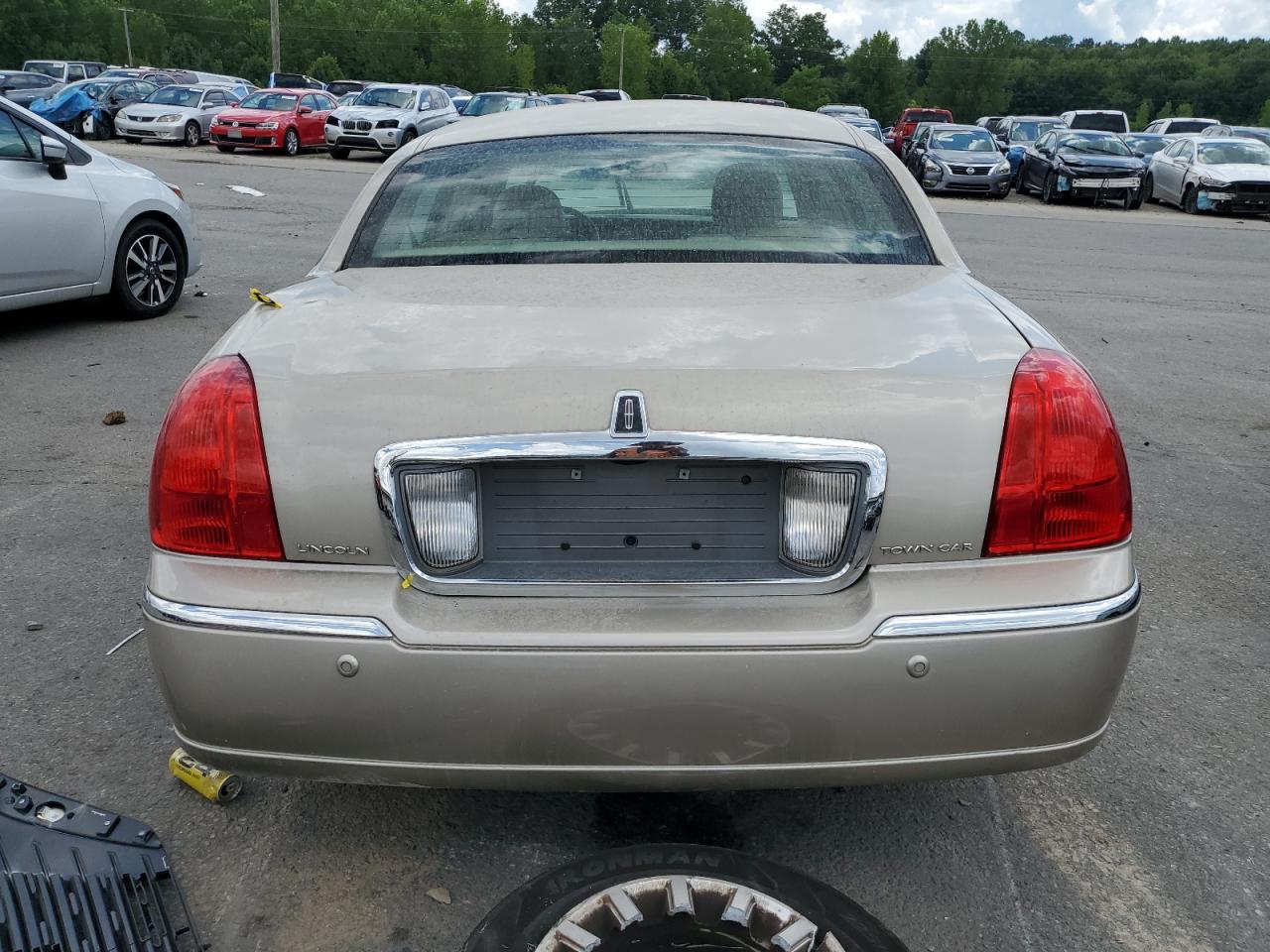 2004 Lincoln Town Car Executive VIN: 1LNHM81W84Y629940 Lot: 67629965
