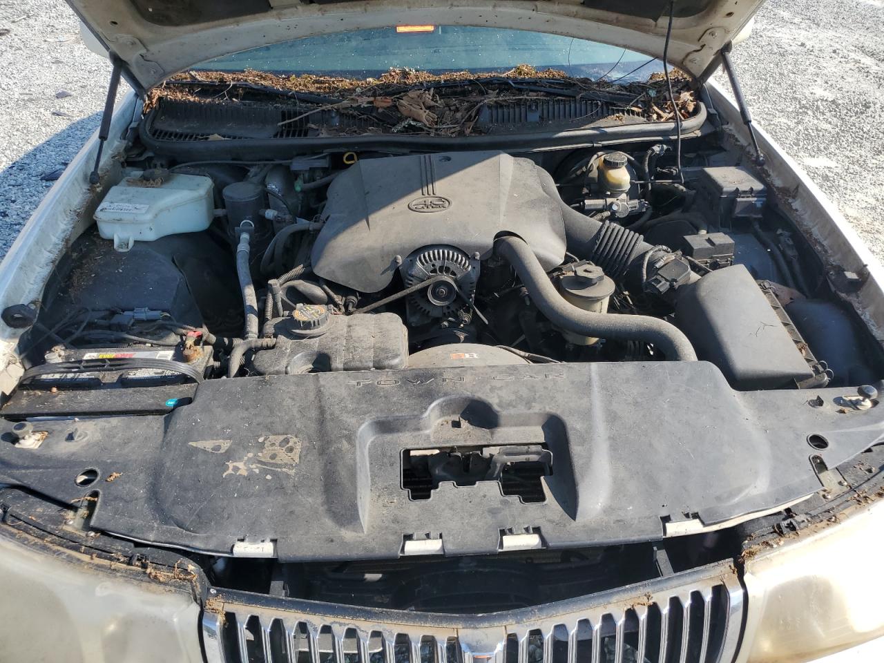 2000 Lincoln Town Car Signature VIN: 1LNHM82W5YY918083 Lot: 68651535