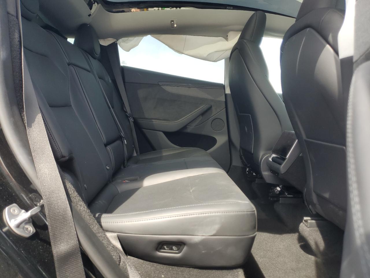 2026 Tesla Model Y VIN: 7SAYGDEE2TA439653 Lot: 70717795