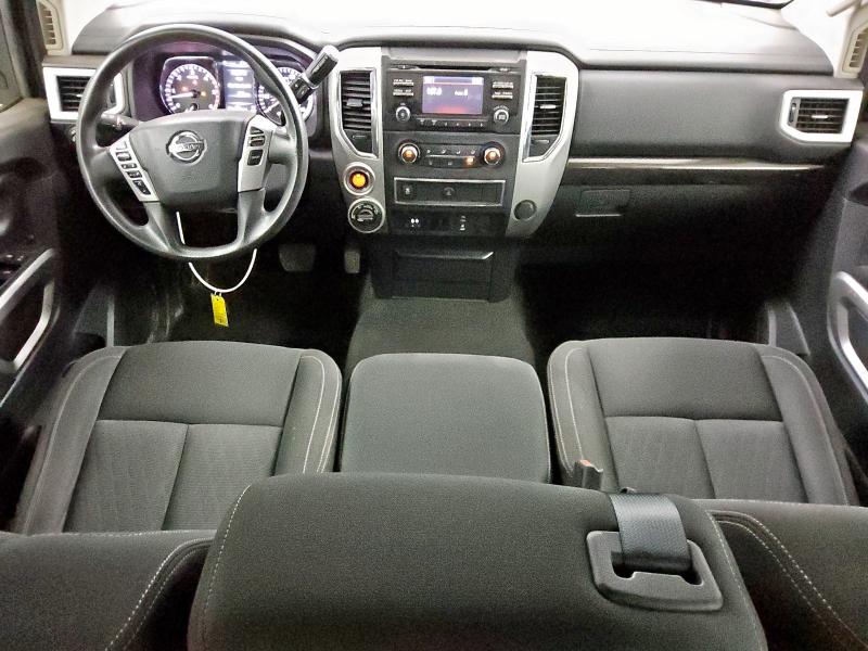  NISSAN TITAN 2017 Biały