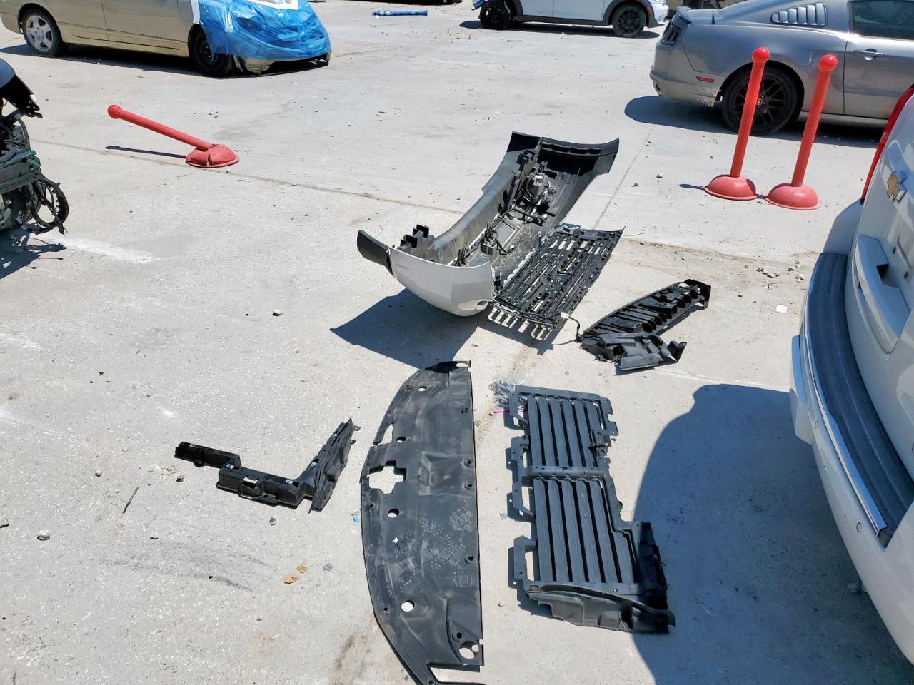 2018 Chevrolet Suburban K1500 Premier VIN: 1GNSKJKC7JR355588 Lot: 68541705