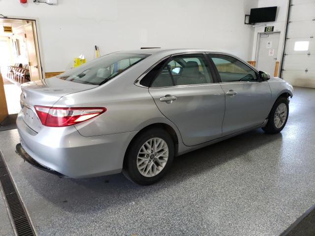 Sedans TOYOTA CAMRY 2016 Srebrny