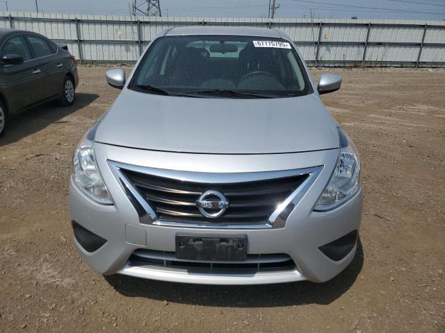  NISSAN VERSA 2018 Серебристый