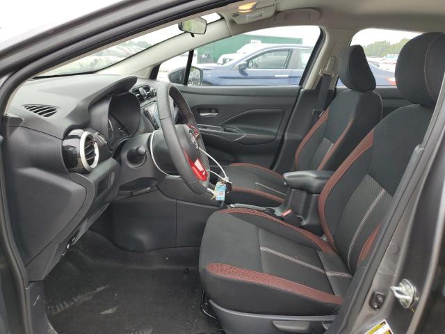  NISSAN VERSA 2024 Серый