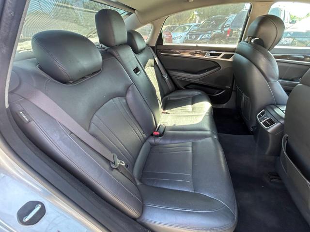 Sedans HYUNDAI GENESIS 2016 Srebrny