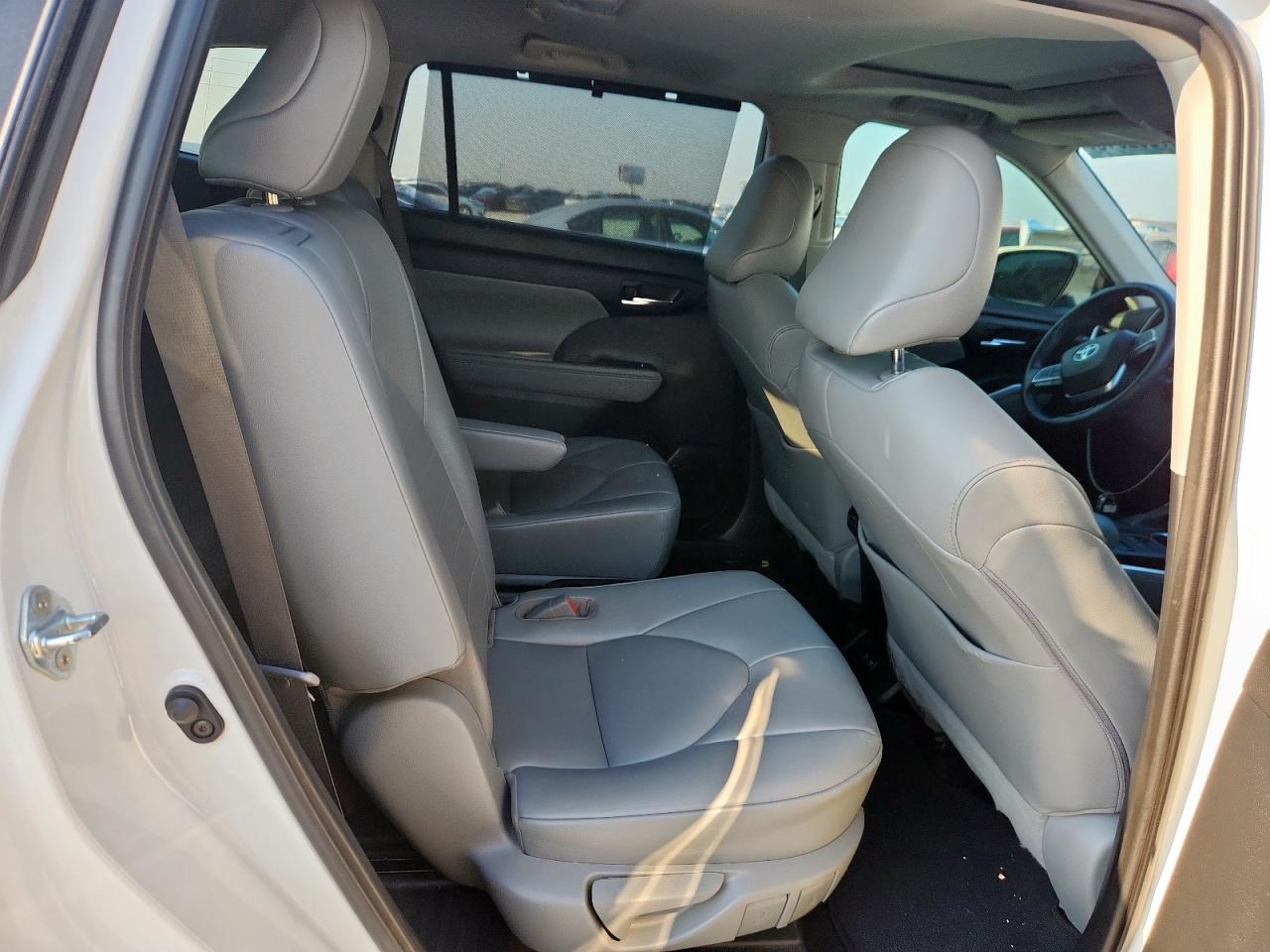 5TDGZRAH0MS067780 2021 Toyota Highlander Xle