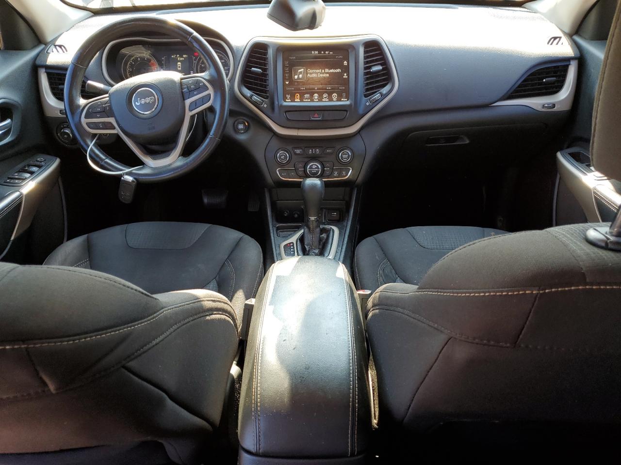 2017 Jeep Cherokee Latitude VIN: 1C4PJLCSXHW585477 Lot: 69310115