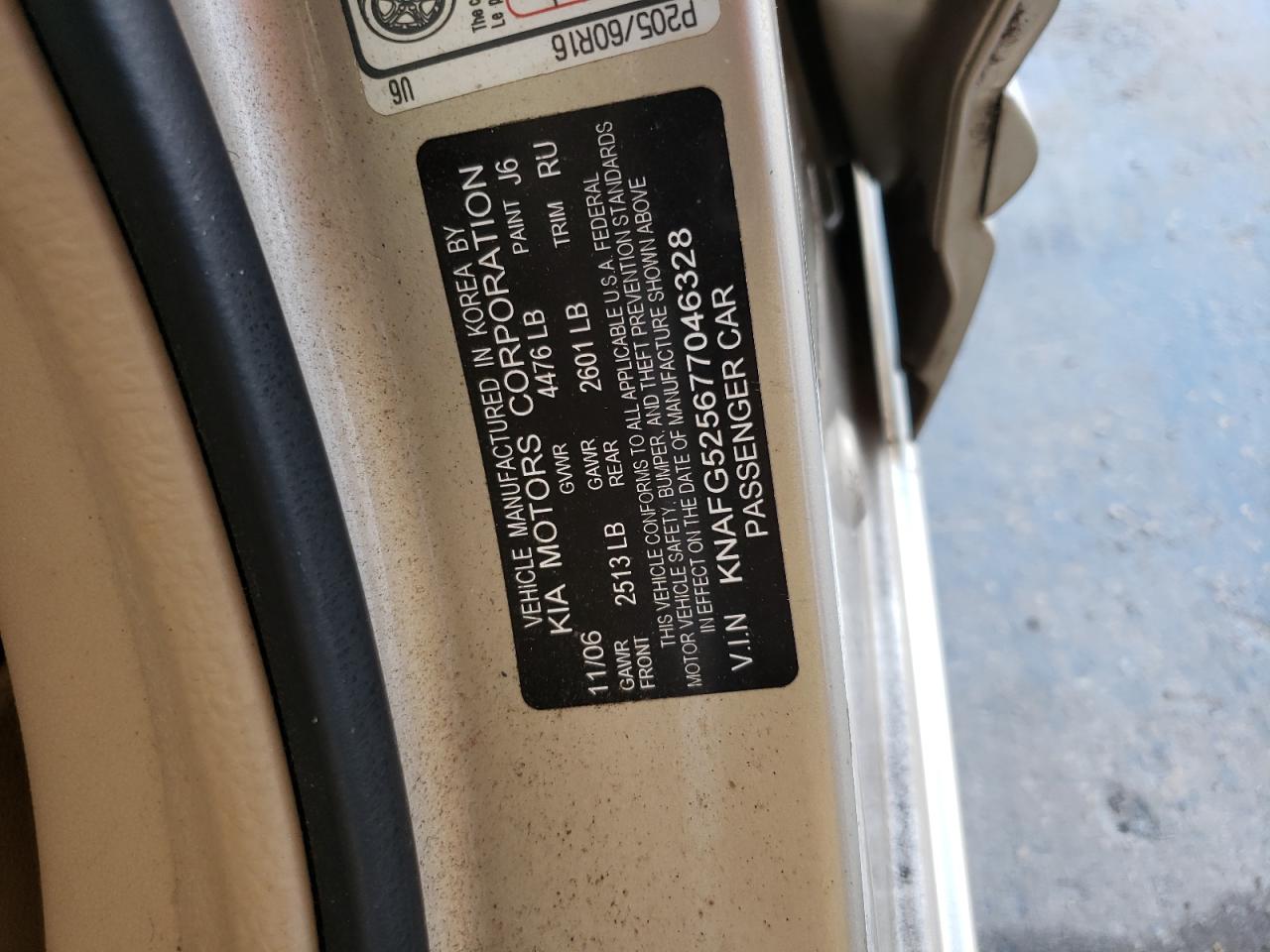 2007 Kia Rondo Base VIN: KNAFG525677046328 Lot: 67580345
