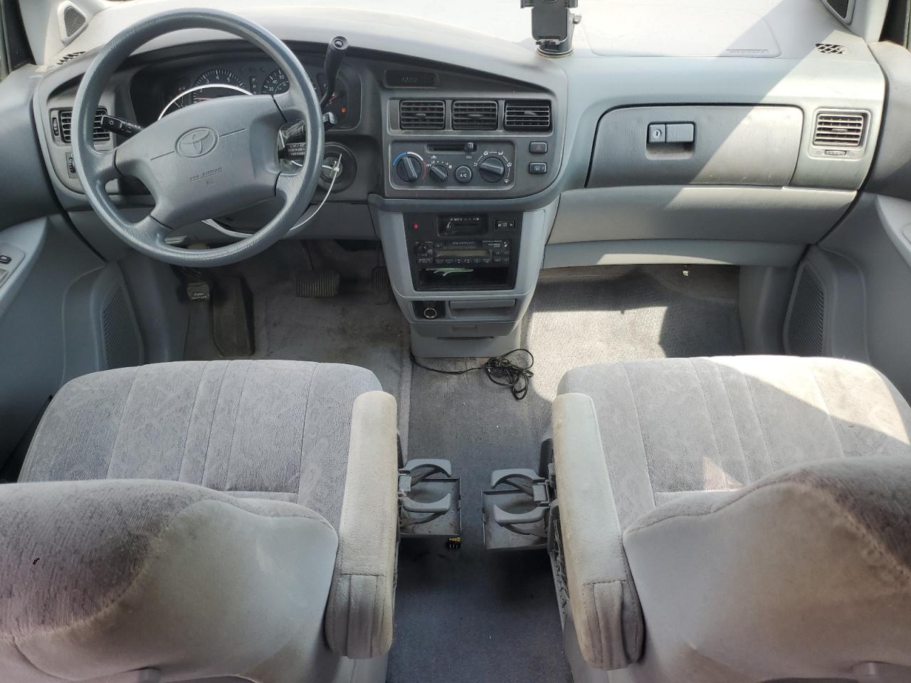 1998 Toyota Sienna Le VIN: 4T3ZF13C4WU012870 Lot: 69070305