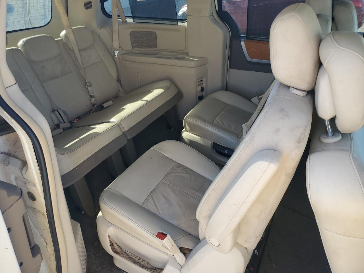 2010 Chrysler Town & Country Limited VIN: 2A4RR7DX6AR398684 Lot: 69692135